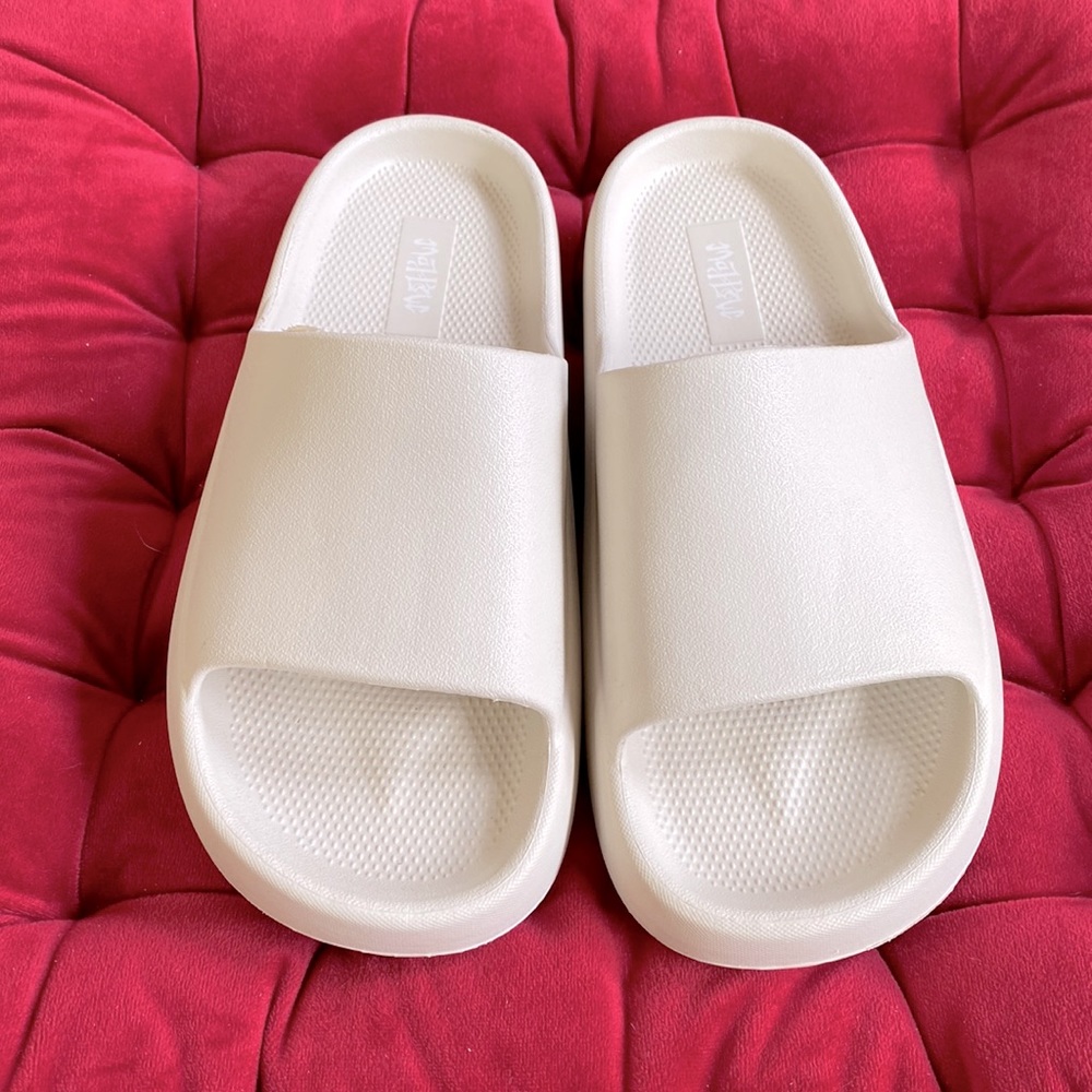 Creamy off-white foam slides size 6 (fits more like 6.5).